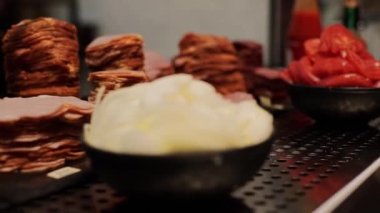Lokantadaki sandviçler için dilimlenmiş jambon