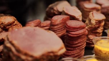 Lokantadaki sandviçler için dilimlenmiş jambon