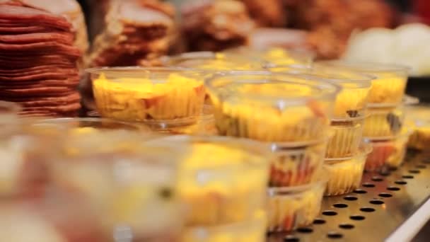 Bir Kafede Plastik Kaplarda Soslar Salatalar — Stok video