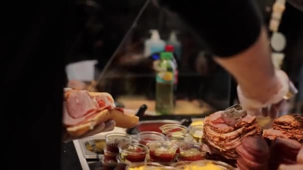 Seorang Pria Membuat Sandwich Ham Kafe — Stok Video