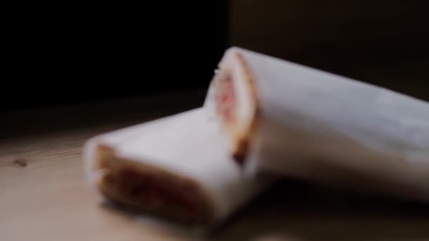 krájený šunkový sendvič na stole s omáčkou