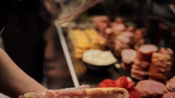 Een Man Die Een Broodje Ham Maakt Een Café — Stockvideo