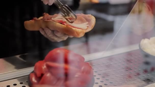 Чоловік Робить Бутерброд Шинки Кафе — стокове відео