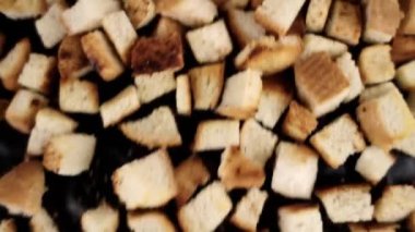 Beyaz ekmek tablasında kraker