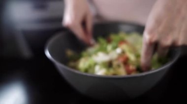 Sebze salatasıyla deniz ürünleri salatasını kaşıkla karıştır.