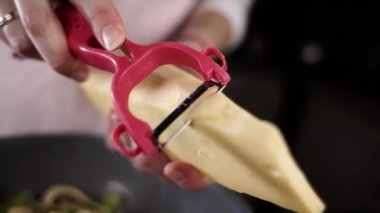 Salata için sert peyniri dilimlere ayır.