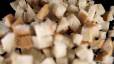 Beyaz ekmek tablasında kraker