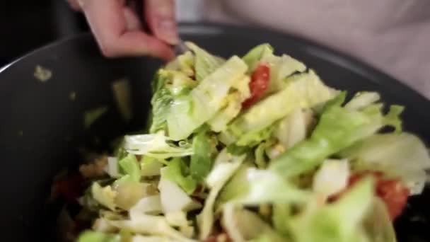Misture Salada Vegetal Com Salada Frutos Mar Com Uma Colher — Vídeo de Stock