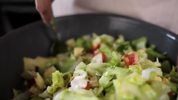 Mezclar Ensalada Verduras Con Ensalada Mariscos Con Una Cuchara — Vídeos de Stock