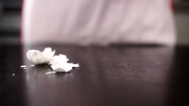 Mutfaktaki masada haşlanmış yumurta.