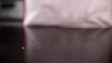 Mutfakta masanın üstünde haşlanmış tavuk yumurtası var.