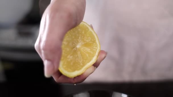 Zitronensaft Der Küche Mit Der Hand Ausdrücken — Stockvideo