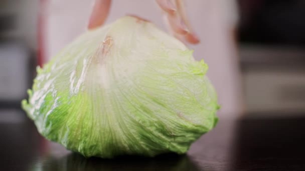 Insalata Iceberg Sul Tavolo Della Cucina Dal Cuoco — Video Stock