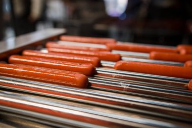 Bir restoranda ızgara sosis kızartılır.