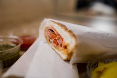 soslu jambonlu sandviç aperatifi.