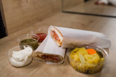 soslu jambonlu sandviç aperatifi.