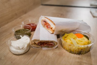 soslu jambonlu sandviç aperatifi.