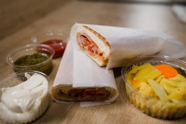 soslu jambonlu sandviç aperatifi.