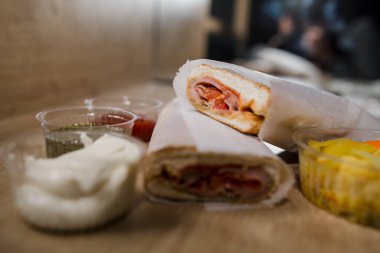 soslu jambonlu sandviç aperatifi.