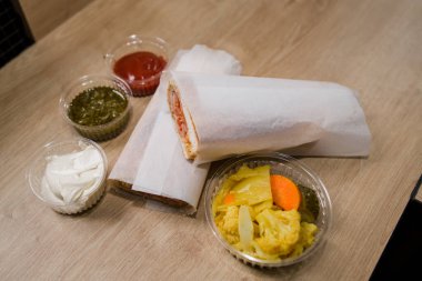 soslu jambonlu sandviç aperatifi.