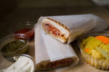 soslu jambonlu sandviç aperatifi.