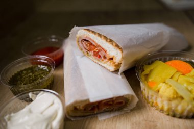 soslu jambonlu sandviç aperatifi.