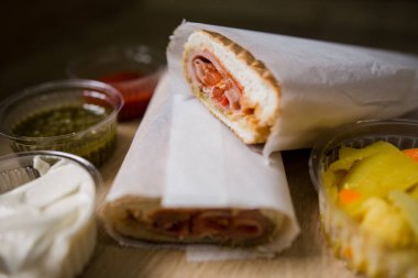 soslu jambonlu sandviç aperatifi.