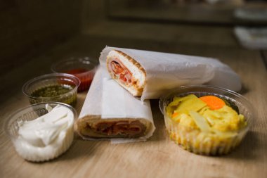 soslu jambonlu sandviç aperatifi.