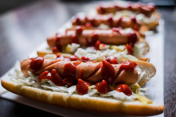 Mutfaktaki masada soslu sosisli sandviç.