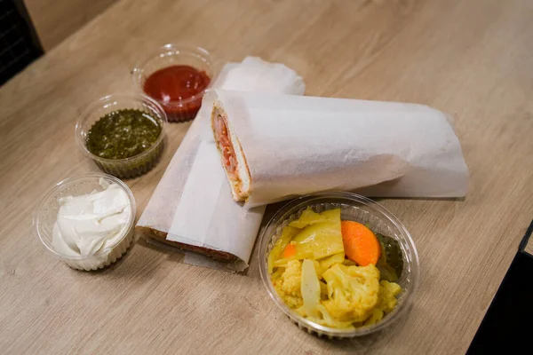 soslu jambonlu sandviç aperatifi.