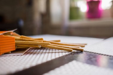 Mutfak masasında uzun ve çıtır pipetler.