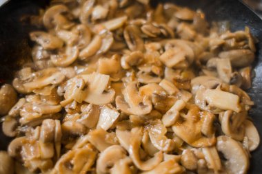 Mutfakta tavada kızarmış mantar şampiyonları.