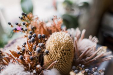 Mutfak masasında kurumuş güzel bir çiçek.