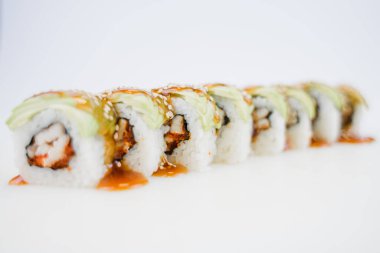 Avokado ve susam tohumlu Japon mutfağı.