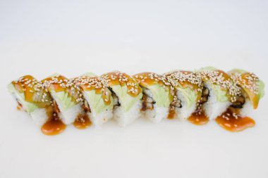 Avokado ve susam tohumlu Japon mutfağı.