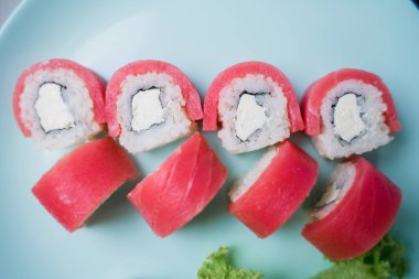 Taze ton balığı ve krem peynirli Philadelphia dürümü. Japon mutfağı.