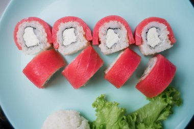 Taze ton balığı ve krem peynirli Philadelphia dürümü. Japon mutfağı.