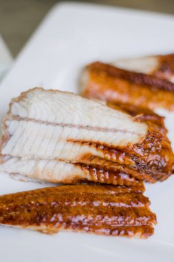 Japon yemeği ruloları için masada doğranmış bir yılan balığı.