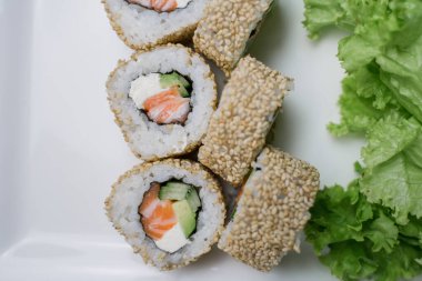 Susamlı ve beyaz pirinçli Philadelphia dürümü.