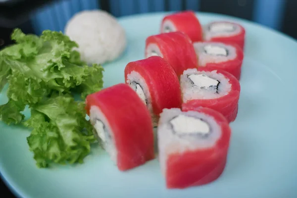 Taze Ton Balığı Krem Peynirli Philadelphia Dürümü Japon Mutfağı — Stok fotoğraf