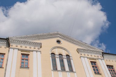 Şehir merkezinde eski güzel bir bina. Açık bir günde.