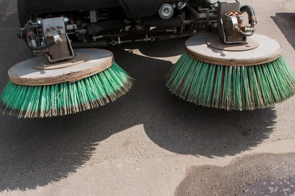 a cleaning brush for asphalt cleaning in a harvesting car