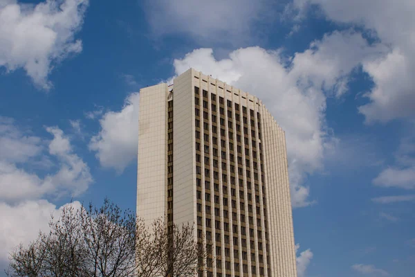 Mavi gökyüzü geçmişe sahip modern bir iş merkezi.