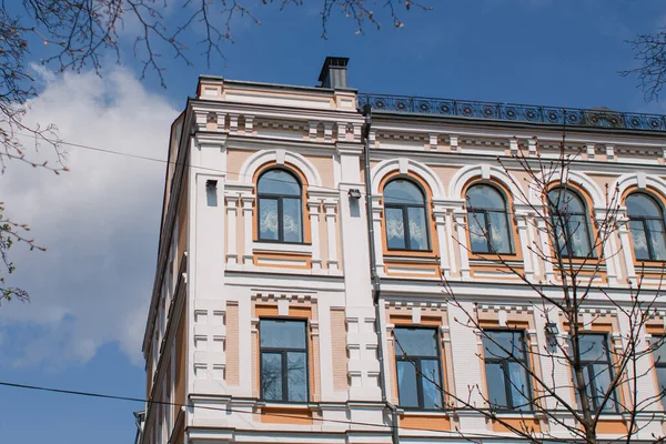 Şehir Merkezinde Eski Güzel Bir Bina Açık Bir Günde — Stok fotoğraf