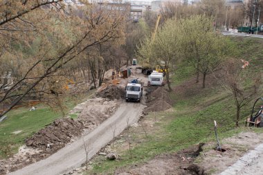 İnşaat alanındaki parkta bir araba var.