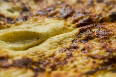 Mutfak masasında yakın plan omlet.