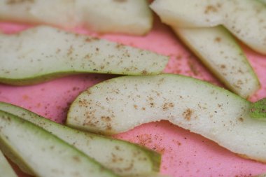 Mutfak masasında doğranmış olgun bir armut.