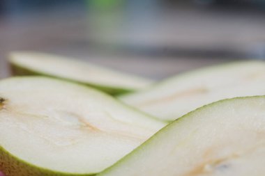 Mutfak masasında doğranmış olgun bir armut.