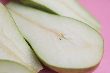 Mutfak masasında doğranmış olgun bir armut.