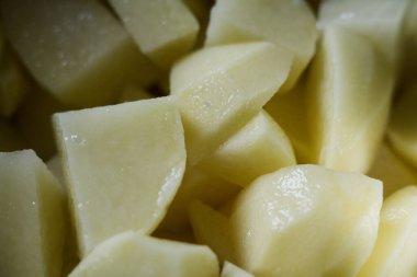 Fırındaki güveçte çiğ patates.